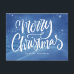 Cartão Postal De Festividades Snowy Winter Christmas Non-Photo<br><div class="desc">Dazzle todos na sua lista de cartões de Natal com nossos elegantes cartões postais de férias Snowy Winter Watercolor. O cartão postal de feriado não fotográfico mostra "Feliz Natal" na frente, em um roteiro branco, escrito à mão, com uma bela cena de inverno, com árvores e colinas cobertas de neve,...</div>