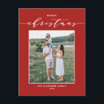 Cartão Postal De Festividades Tipografia Red Modern Mix Feliz Foto de Natal<br><div class="desc">Feliz Natal! Envie os desejos de Natal à família e aos amigos com este cartão-postal de Natal moderno e personalizável. Apresenta uma escrita elegante e uma tipografia simples. Personalize este cartão postal de Natal com fotos, adicionando nomes e uma foto. Este cartão-postal de Natal vermelho está disponível em outros estoques...</div>