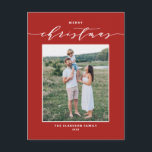 Cartão Postal De Festividades Tipografia Red Modern Mix Feliz Foto de Natal<br><div class="desc">Feliz Natal! Envie os desejos de Natal à família e aos amigos com este cartão-postal de Natal moderno e personalizável. Apresenta uma escrita elegante e uma tipografia simples. Personalize este cartão postal de Natal com fotos, adicionando nomes e uma foto. Este cartão-postal de Natal vermelho está disponível em outros estoques...</div>