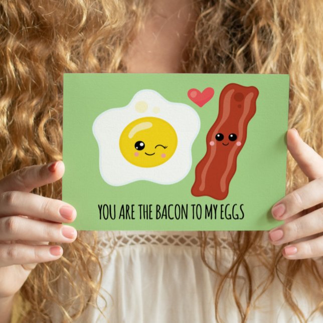 Cartão Postal De Festividades Toucinho e Ovos Kawaii Dia dos Namorados Engraçado (Crack up your Valentine and "poach" their heart with this hilariously honest and "egg-cellent" card.)