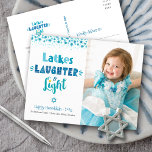 Cartão Postal De Festividades Trava Risos Foto de Hanukkah moderna divertida e l<br><div class="desc">"Latkes, riso e luz." Uma tipografia divertida e caprichosa, feita à mão, juntamente com uma estrela aleatória do padrão David em azul empoeirado, turquesa e talo em fundo branco, junto com a foto de sua escolha, ajuda você a insistir em Chanucá. Sinta o calor e a alegria da temporada de...</div>