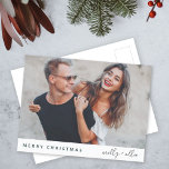 Cartão Postal De Festividades Trendy Christmas | Foto do Casal moderno<br><div class="desc">Cartaz fotográfico de na moda feriado com tipografia moderna "Feliz Natal" em verde-floresta escuro e tipografia manuscrita para o(s) nome(s) do casal em um fundo branco minimalista e limpo. A foto, o nome e a saudação podem ser facilmente personalizados para um toque pessoal. Um design de natal simples, minimalista e...</div>