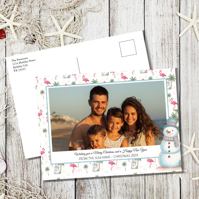 Cartão Postal De Festividades Tropical Christmas Pink Flamingo Family Photo (Tropical Christmas Holiday Photo Postcard with pink flamingos and beach snowman
 )