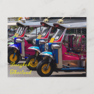 Cartão Postal De Festividades Tuks tuk alinhados em uma rua em Bangkok, Tailândi
