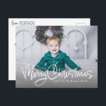 Cartão Postal De Festividades Um roteiro de diversão do Feliz Natal simples, uma<br><div class="desc">Este simples cartão postal de Feliz Natal é a forma perfeita de enviar alegria de férias aos amigos e à família. Com seu roteiro divertido e texto personalizável, este cartão de feriado funciona bem com uma variedade de fotos. A parte traseira oferece uma sala para uma mensagem personalizada ou ela...</div>