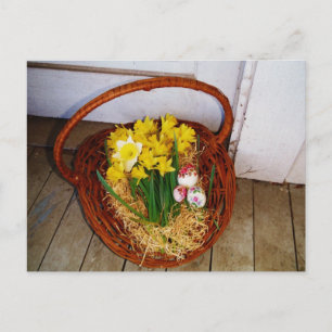 Cartão Postal De Festividades Uma cesta de narcisos amarelos e ovos de Páscoa fl