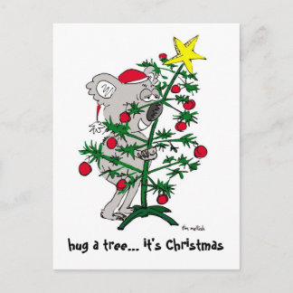 Cartão Postal De Festividades Urso de Koala que abraça uma árvore de Natal