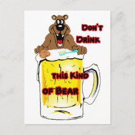 Cartão Postal De Festividades Urso engraçado tomando banho em um copo de cerveja