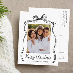 Cartão Postal De Festividades Vintage Black Arco Feliz Foto de Natal<br><div class="desc">Celebre a temporada de festas com este charmoso cartão postal de Natal que mostra a foto da sua família emoldurada por um arco preto festivo e fita em um fundo branco nítido. "Feliz Natal" é escrito elegantemente em um encantador roteiro preto manuscrito, com espaço para personalizar seu nome familiar abaixo....</div>