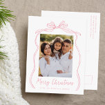 Cartão Postal De Festividades Vintage Pink Arco Feliz Foto de Natal<br><div class="desc">Celebre a temporada de festas com este charmoso cartão postal de Natal que mostra a foto da sua família emoldurada por um arco rosa festivo e fita em um fundo branco nítido. "Feliz Natal" é escrito elegantemente em um encantador roteiro escrito à mão rosa, com espaço para personalizar seu nome...</div>