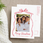 Cartão Postal De Festividades Vintage Red Arco Feliz Foto de Natal<br><div class="desc">Celebre o feriado com este charmoso cartão-postal de Natal com a foto da sua família, emoldurada por um arco vermelho festivo e uma fita em um fundo branco nítido. "Feliz Natal" é escrito elegantemente em um encantador roteiro escrito à mão, com espaço para personalizar seu nome familiar abaixo. A parte...</div>