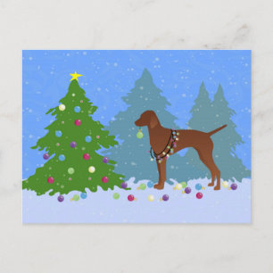 Cartão Postal De Festividades Vizsla Decorando uma Árvore de Natal na Floresta