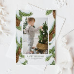 Cartão Postal De Festividades Watercolor Snowy Pinecones Foto de Feriados Felize<br><div class="desc">Envie cartões de natal para a família e amigos com este adorável cartão de feriado fotográfico. Apresenta ilustrações de aquarelas de pineges de neve e agulhas de pinheiro. Os textos são perfeitamente editáveis. Personalize adicionando nomes, mensagens, fotos e outros detalhes. Este cartão de férias com aquarela é perfeito para todos...</div>