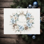 Cartão Postal De Festividades Watercolor Winter Floral Christmas Wreath Peace<br><div class="desc">Cartão postal de Natal com uma aquarela ilustrativa de uma coroa de Natal feita de pinecones,  rosas brancas,  flores de poinsettia azul e branca e folhas de eucalipto penduradas num arco branco elegante. Cartões de natal de paz centrado na ilustração e num fundo texturizado falso à frente.</div>