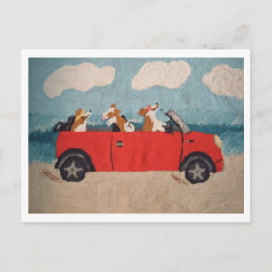 Cartão Postal De Festividades Welsh Corgis em um conversível vermelho na praia