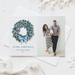 Cartão Postal De Festividades White Winterberry Wreath Season - Foto de Saudaçõe<br><div class="desc">Saudações da temporada! Enviar desejos de férias para a família e amigos com este cartão postal de férias verde. Apresenta winterberry e winterberry de boxwood de cor branca com uma fita azul. Personalize adicionando saudações, fotos, nome, endereço e mensagem. Este cartão postal de winterberry está disponível em outros estoques de...</div>