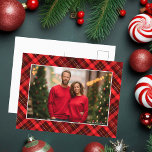 Cartão Postal De Festividades Xadrez Vermelha Clássica Foto de Natal de Tartan<br><div class="desc">Um padrão clássico de tartã vermelho-xadrez atrás de sua foto horizontal de família de férias para um cartão-postal festivo e tradicional de Natal. Cartões postais de Natal simples e bonitos.</div>