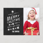 CARTÃO POSTAL DE FOTO DO NATAL DE CHALKBOARD PRETO<br><div class="desc">CARTÃO COM FOTOS DE FERIADO DE NATAL DE CHALKBOARD. Fonte de giz divertida usada em um fundo de efeito de quadro negro. Desejo-lhe um Feliz Natal e um Feliz ano novo. Personalize com seu nome e foto da família. Elke Clarke© para a Galeria de Monogramas. Para um ditado diferente, entre...</div>