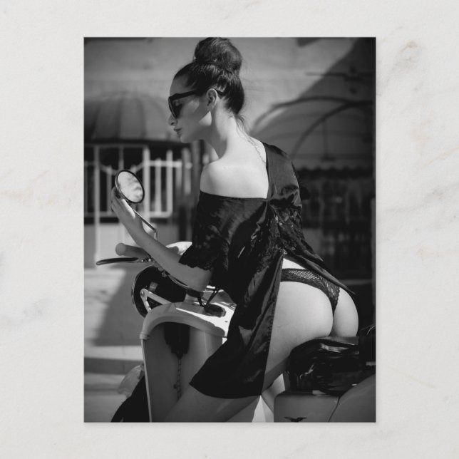 Cartão postal de modelo de Lingerie preto e branco (Frente)