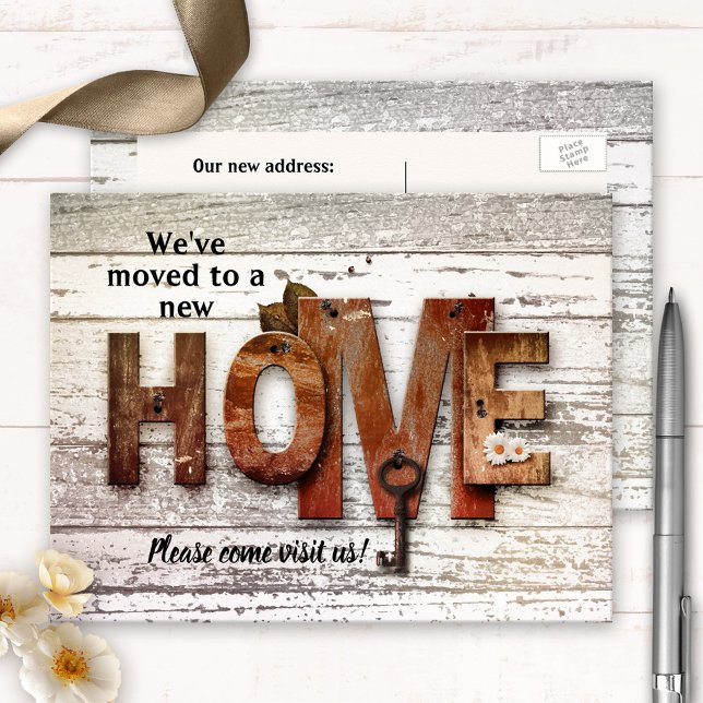 Cartão postal de mudança para nova casa no estilo  (Relocation or new home announcement postcard showing a rustic country design with home letters + key)