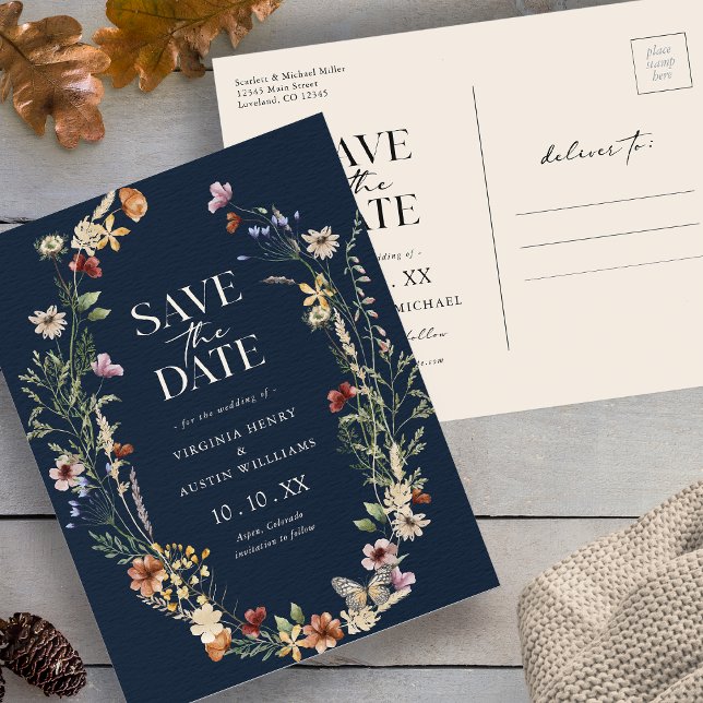 Cartão Postal de Salvar a Data Boho Azul Marinho (Navy Wildflower Floral Boho Save The Date Postcard with Butterfly by Painted Paperie
)