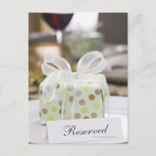 Cartão Postal Definição de mesa elegante com presente