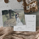 Cartão Postal Delicar Caligrafia - Sobreposição De Fotos Claras<br><div class="desc">Este delicado obrigado de caligrafia leve para fotos que você faz o postal é perfeito para um casamento moderno. A design romântica minimalista apresenta uma magnífica e elegante tipografia negra num fundo fotográfico com um aspecto simples e limpo. Personalize a parte traseira do cartão postal com seus nomes, seu endereço...</div>