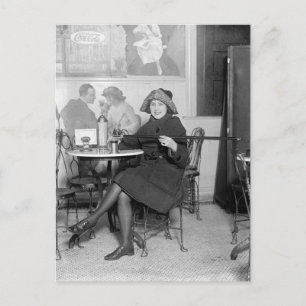 Cartão Postal Derramando uma Bebida de um Frasco Escondido, 1922