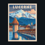 Cartão Postal Descubra o charme de Luzerna<br><div class="desc">Capture a beleza encantadora de Lucerne, Suiça, com nosso fino cartão-postal viagem que transporta você hetero para este destino pitoresco! Apresentando visões impressionantes do lago Lucerne e da icônica Ponte da Capela, este cartão postal é mais do que apenas um pedaço de papel — é um saque que evoca memórias...</div>