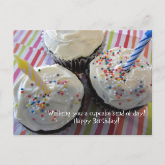 Cartão Postal Desejos de Aniversário com Cupcakes