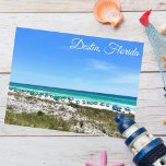 Cartão Postal Destin Florida Coast Beach Umbrellas Fotografia<br><div class="desc">Este belo cartão postal da praia da Destruidora Flórida mostra as bonito águas oceânicas verdes e azuis de Sandestin ao longo da costa. Bonito linha de chás e guarda-chuvas azuis na costa de verão em frente à grama do mar. Linda escrita cursiva branca para a minha cidade costeira favorita na...</div>