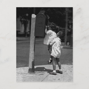 Cartão Postal Deux enfants postant une lettre