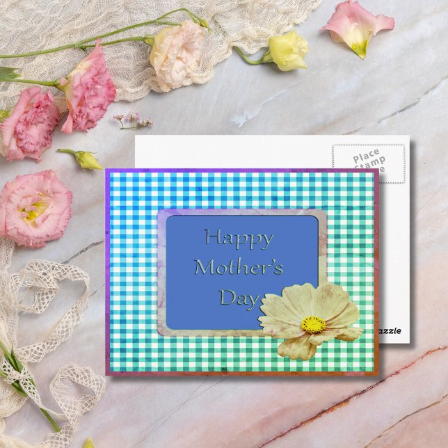 Cartão Postal Dia de as mães de Flor Branco e Design Gingham (Mother's Day White Flower & Gingham Design Postcard)