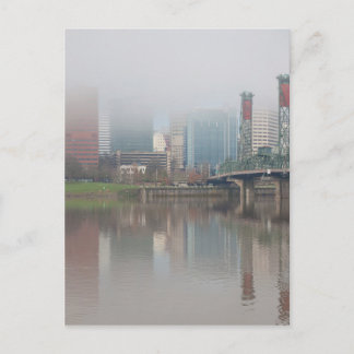 Cartão Postal Dia de Foggy em Portland OU Waterfront Panorama