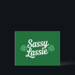 Cartão Postal Dia de São Patrício Sassy Lassie Engraçado Irlandê<br><div class="desc">Dia de São Patrício Sassy Lassie Engraçado Irlandês</div>