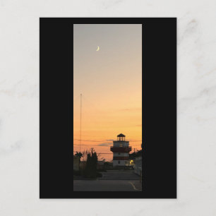 Cartão postal do farol ao pôr do sol com a lua