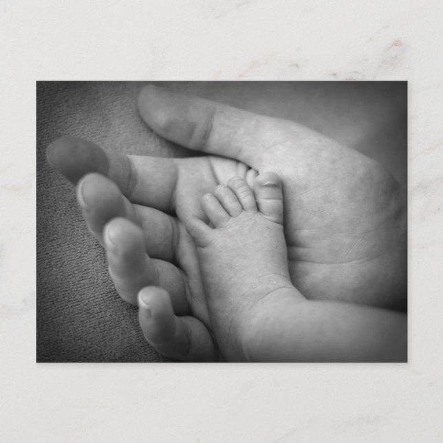 Cartão postal do pé do bebê na mão da mãe. (Frente)