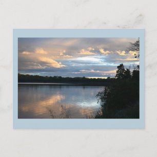 Cartão postal do pôr do sol na paisagem aquática d