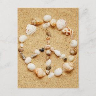Cartão postal do sinal de paz em conchas marinhas