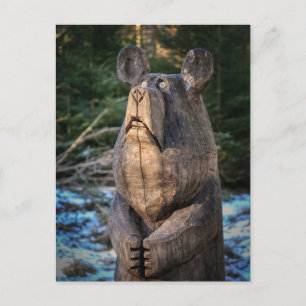 Cartão postal do urso esculpido em madeira