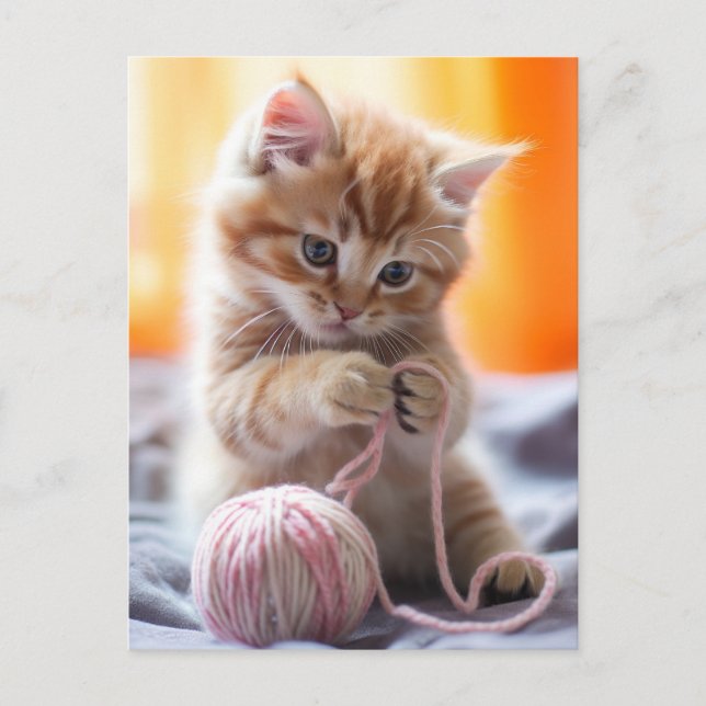Cartão Postal Doce gatinho laranja brincando com fio (Frente)