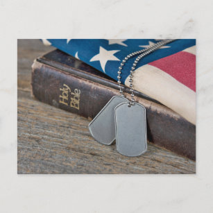 Cartão Postal Dog tags militares em Bíblia com bandeira