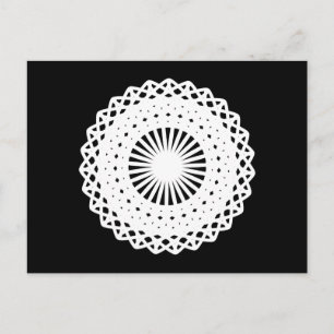 Cartão Postal Doily. Círculo de rendas brancas. Em preto.
