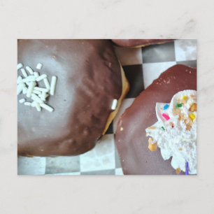 Cartão Postal Dois Donuts Deliciosos Prontos para Aproveitar