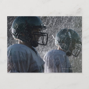 Cartão Postal Dois jogadores de futebol americanos na chuva, vis