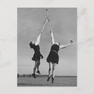 Cartão Postal Dois jogadores de lacrosse pulam para a bola.