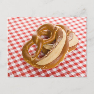 Cartão Postal Dois pretzel na toalha de mesa