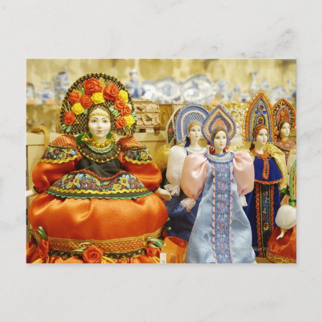 Cartão Postal Dólares em figurinos russos tradicionais exibidos (Frente)