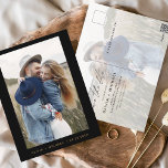 Cartão Postal Dourado preto Guarde a data do minimalista de foto<br><div class="desc">Casamento Dourado e preto Salve os Cartões de Data que têm uma foto na frente. Os Cartões salve a data contêm uma moderna tipografia cursiva escrita escrita escrita escrita escrita escrita escrita escrita que é elegante, simples e moderna a ser usada depois da simples celebração do dia de casamento minimalista....</div>