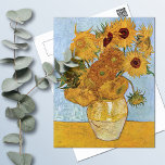 Cartão Postal Doze girassóis Vincent Van Gogh<br><div class="desc">Cartaz de arte fino com a pintura a óleo,  Vase com Doze Girassóis (1888),  de Vincent van Gogh (1853-1890). Um vaso de pedra com flores amarelas sobre fundo azul claro.</div>